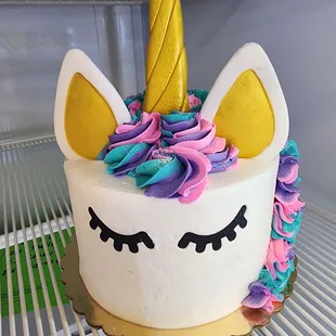 A 6 inch round. Unicorn theme cake.