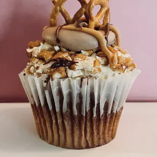 peanut butter nutella pretzel! the pretzels were kinda stale which was a bit of a bummer but the rest of the cupcake made up for it!