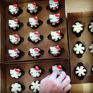 hello kitty cupcakes in a box