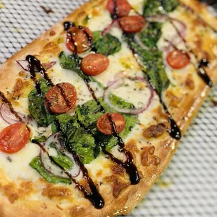 Caprese flatbread