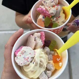 frozen yogurt w/ toppings