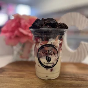 Fresas con cream &amp; warm brownie bites