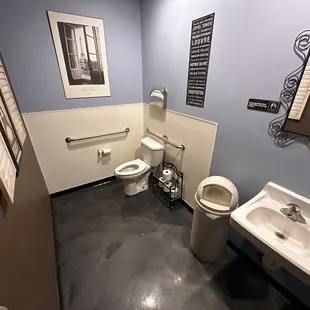 Men&apos;s bathroom