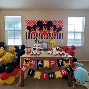 Mickey Mouse Cake, Smash cake and cupcakes (decor not included :p)