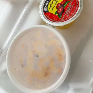 Mac n Cheese, apple sauce