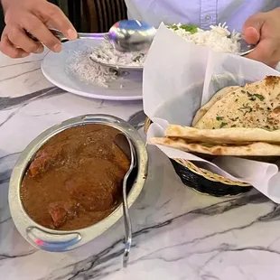 Saag paneer, Garlic Naan, basmati Plain