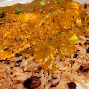 You didn't understand it's that salmon over rice and peas  Curry Shrimp  Steamed Cabbage ( 12 ounces ) Side of Curry Sauce