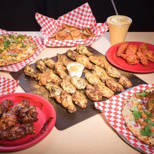 food, chicken wings and fried chicken