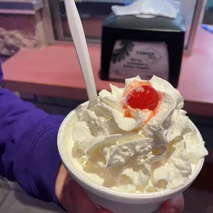 Hot fudge sundae