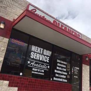 Super easy to park and get to also. Avoid the construction by taking Lomas or Lead/Coal to 6th. Easy, peasy.