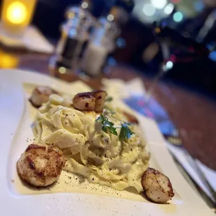 Fettuccine with scallops