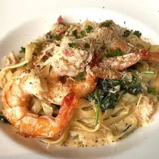 Crab and shrimp fettuccine