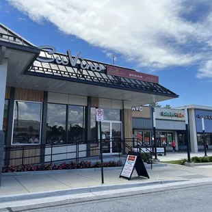 the outside of a restaurant