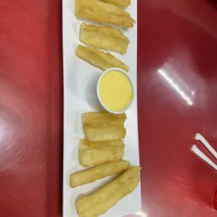 Yucas fritas con salsa de huancaina