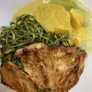 Tallarin verde con pollo