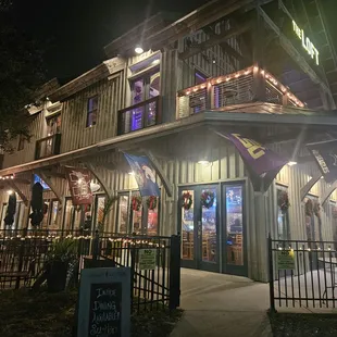 the outside of a restaurant at night