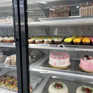Pasteles  cakes and gelatinas (jello)