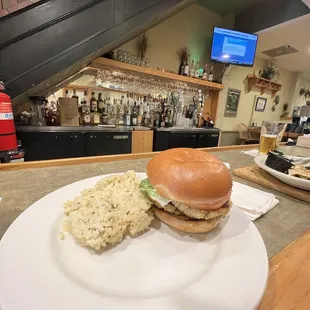 Crab cake sandwich with seasoned rice and cold pint on a hot summer&apos;s day