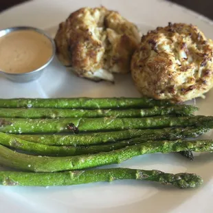 Crab crakes w/ asparagus (flavorless)