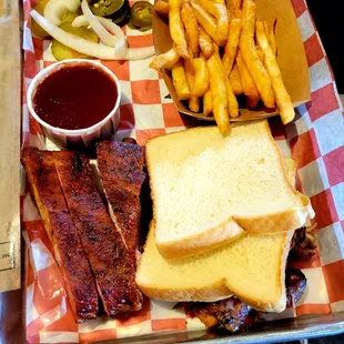 2 Meat Plate: Pulled Pork, Pork Ribs Fries