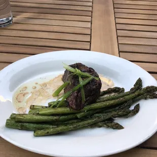 Filet mignon with asparagus