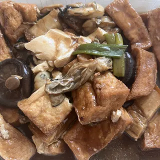 30. Braised Oyster in Clay Pot Special