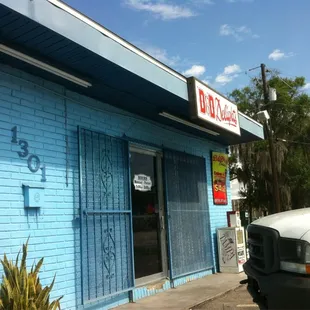 a truck parked in front of a blue building