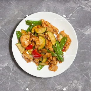 Garlic Sauce Chicken 
Chicken, snow peas, zucchini, red bell peppers, water chestnuts.