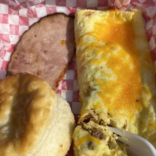 D&apos; Western Omelette with Ham and a Biscuit