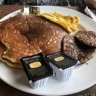 a plate of breakfast foods