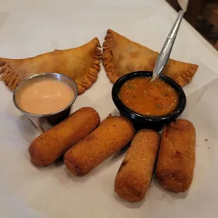 Chicken croquetas y Empanadilla de carne