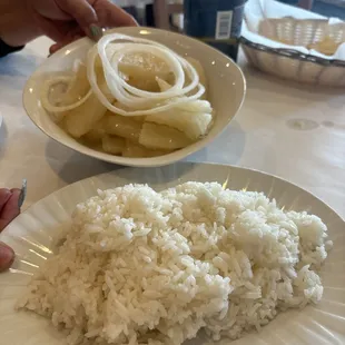 Yuca Al Mojo de Ajo y arros blanco