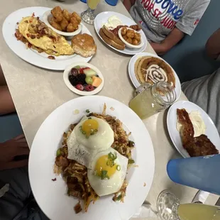 Fantastic breakfast at Da place to go! If you are boarding a cruise right by and need a mimosa, search no further. Da best in da business.