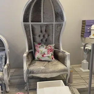 Cute "thrones"! Classy salon