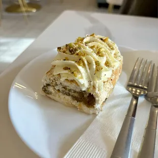 Pistaschio Meringue Roll