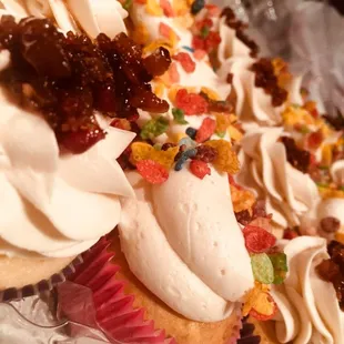 Brunch Cupcakes #maplebacon #fruitypebbles