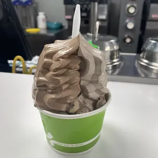 Medium Cup - Regular Bavarian chocolate and Oreo