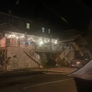 the outside of a restaurant at night