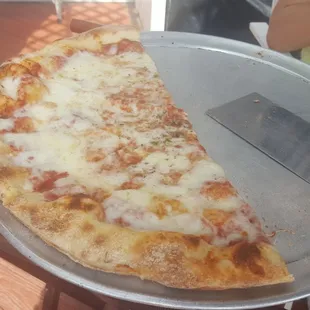 Great place. Family run. Pizza made fresh. Great dough not too much sauce. Quality and craftsmanship  food. Service is good and friendly.