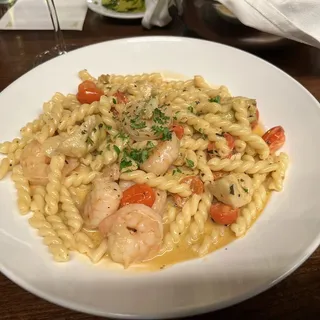 Shrimp Pesto Gemelli w/ Basil Pesto cream sauce