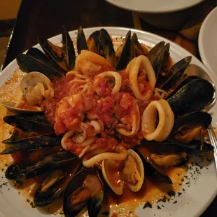 a plate of clams with sauce