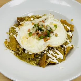 Chilaquiles en salsa tomatillo 2 fried egg