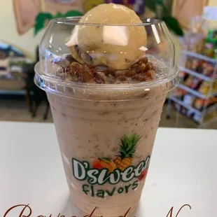 Raspado de nuez con nieve de nuez y lechera