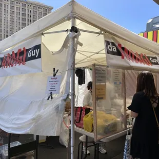 We can smell the aromas of fresh frying andagi