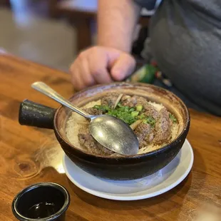 Pepper beef claypot rice