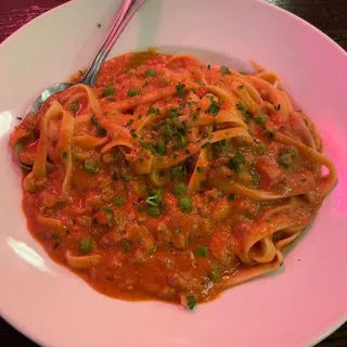 Fettuccini Bolognese con Piselli (Franco's Classic)