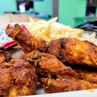 chicken wings and fried chicken, fried chicken wings, fried chicken, chicken, bbq wings, poultry, chicken wings, food, bbq chicken