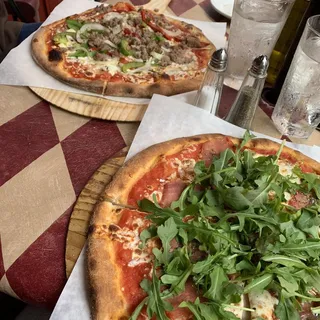 Pizza Prosciutto and Arugula Lunch