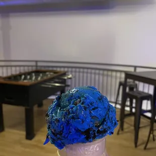 Extreme cookies n&apos; cream ice cream cone!