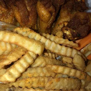food, chicken wings and fried chicken